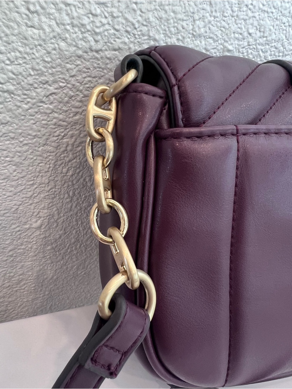 Purple Quilted Chevron Crossbody Bag Gold Chain Strap Plum Small Minimalist Chic - Picture 10 of 16